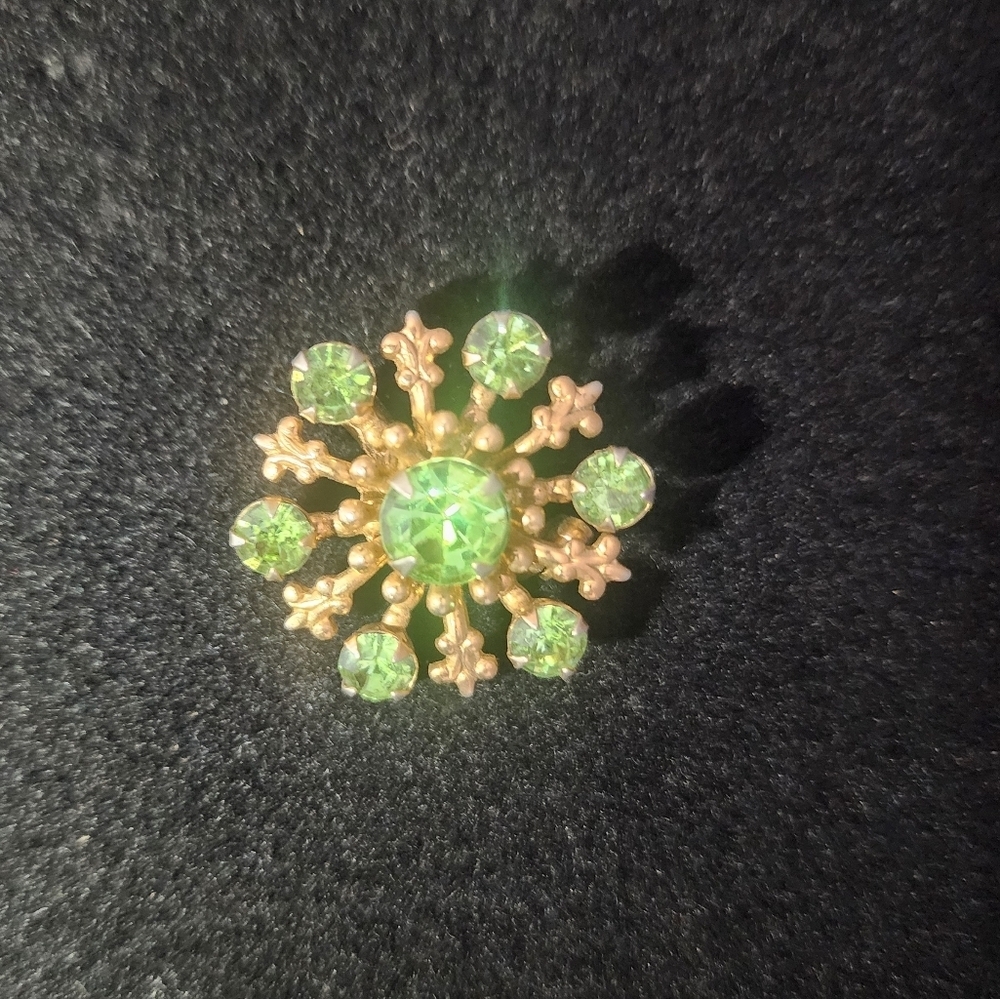 SE2 Elegant Light Green and Gold Brooch